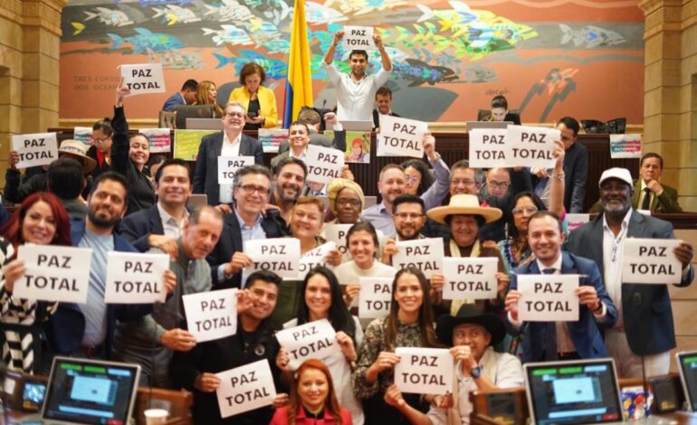 El Congreso aprueba la “Paz Total” del gobierno Petro y autoriza diálogos con el ELN