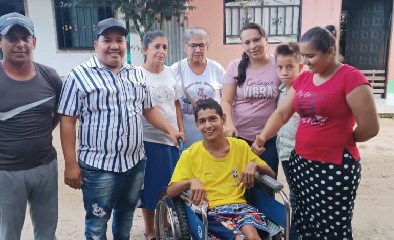 Dona y Sonríe entregó silla de ruedas a joven de El Pedral